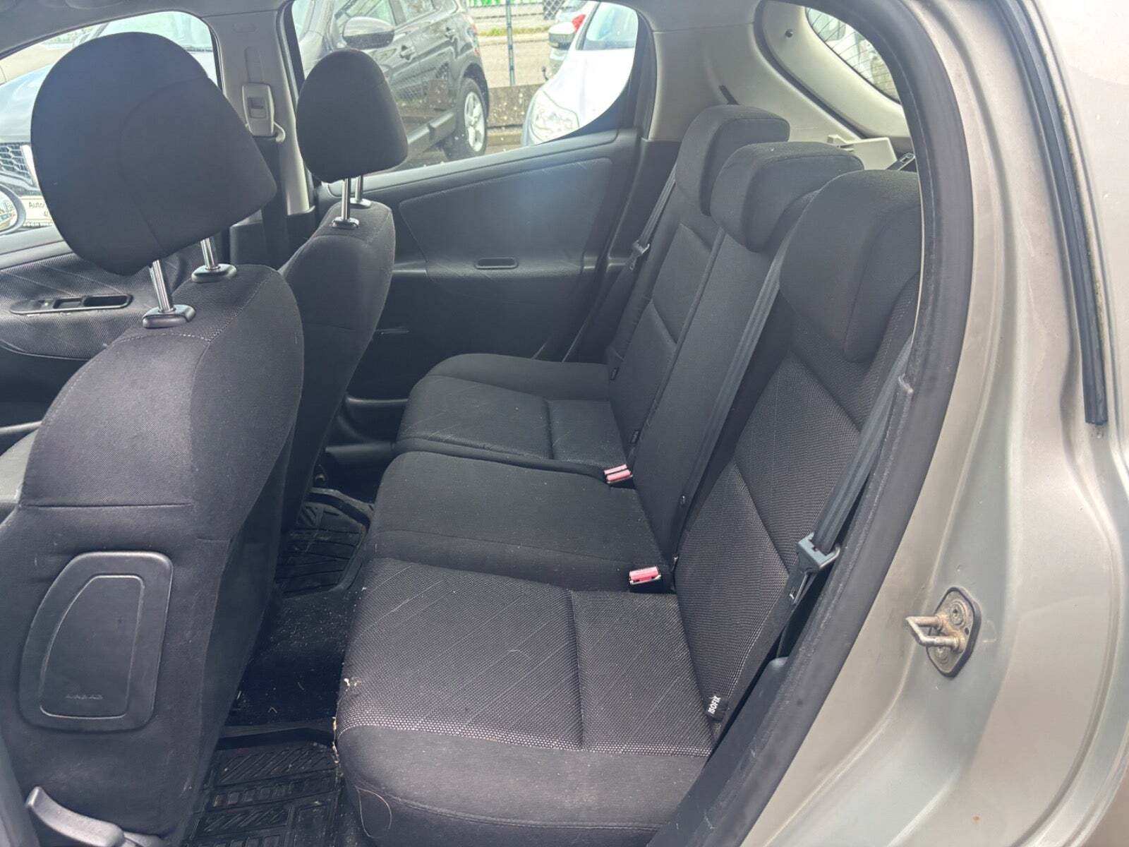 Sølv Peugeot 207 fra 2006