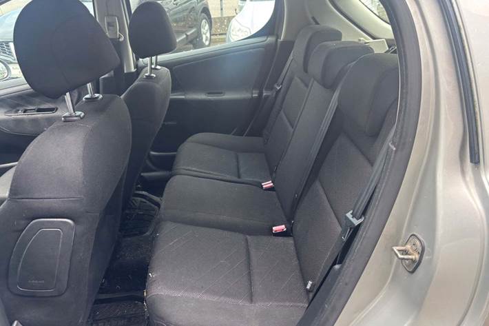 Sølv Peugeot 207 fra 2006