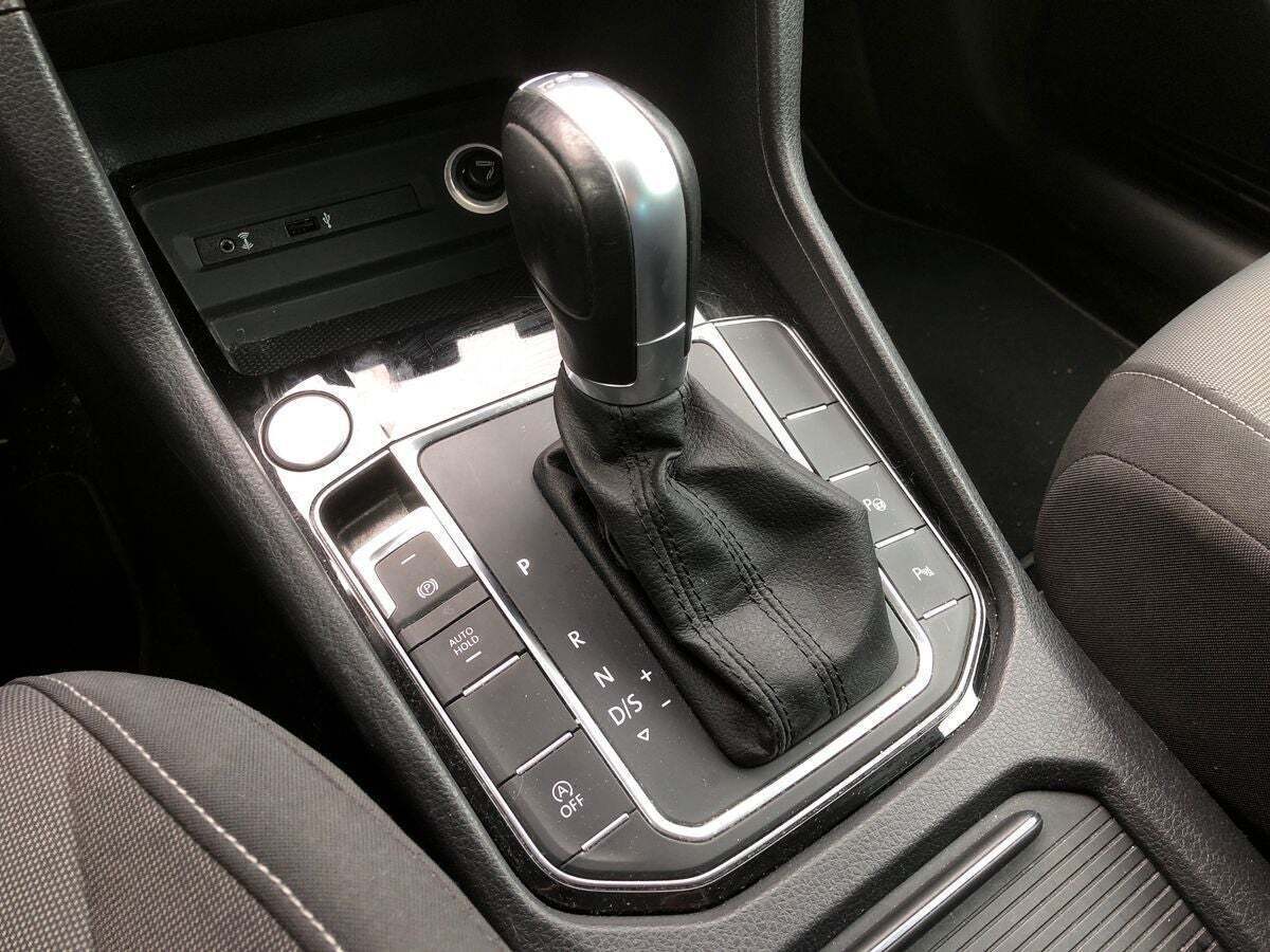 Orange VW Golf Sportsvan fra 2018