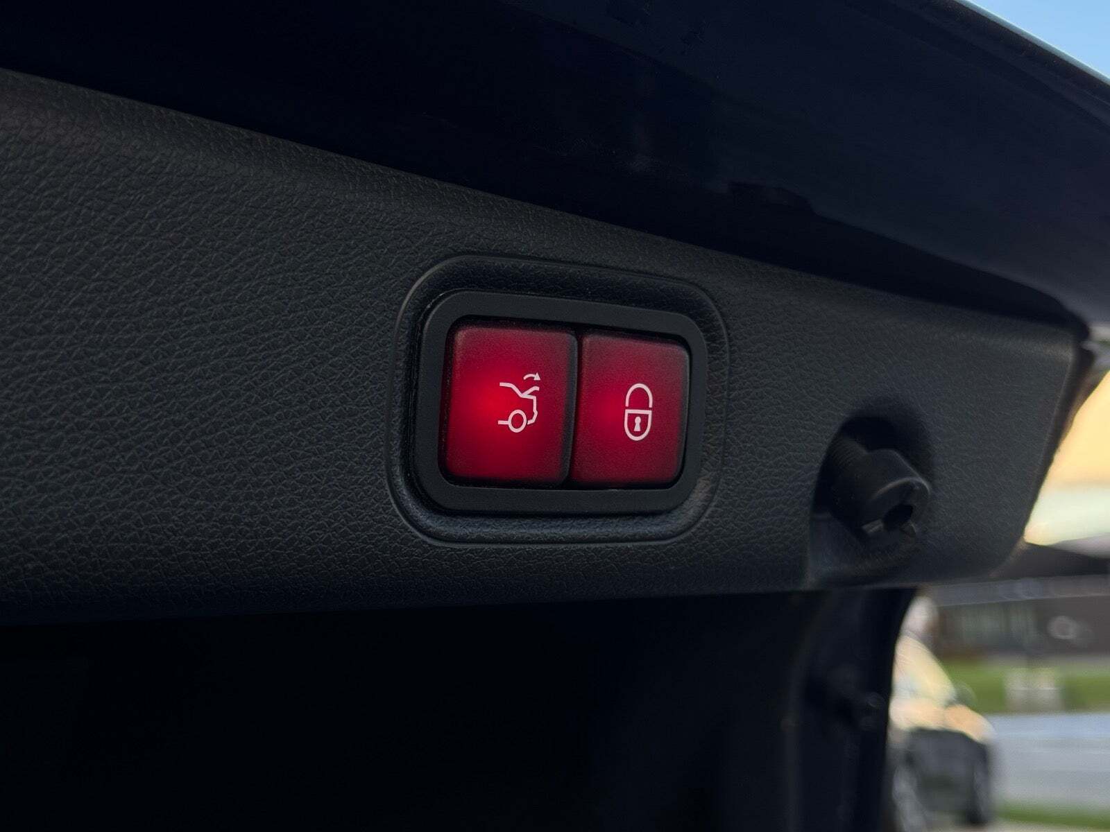 Blå Mercedes E300 e fra 2021