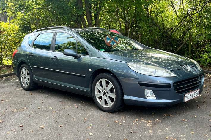 Grå Peugeot 407 fra 2006 set udefra