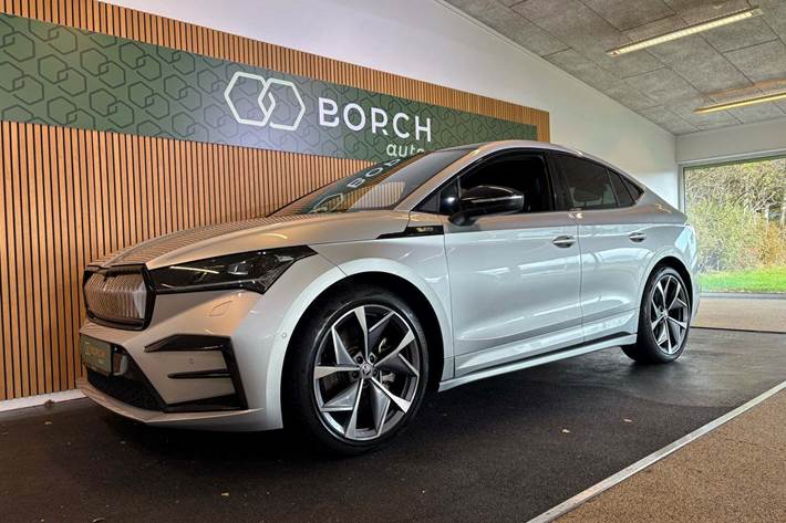 Sølv Skoda Enyaq fra 2022 set udefra