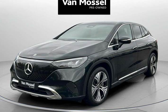 Grøn Mercedes EQE350 SUV fra 2023 set udefra