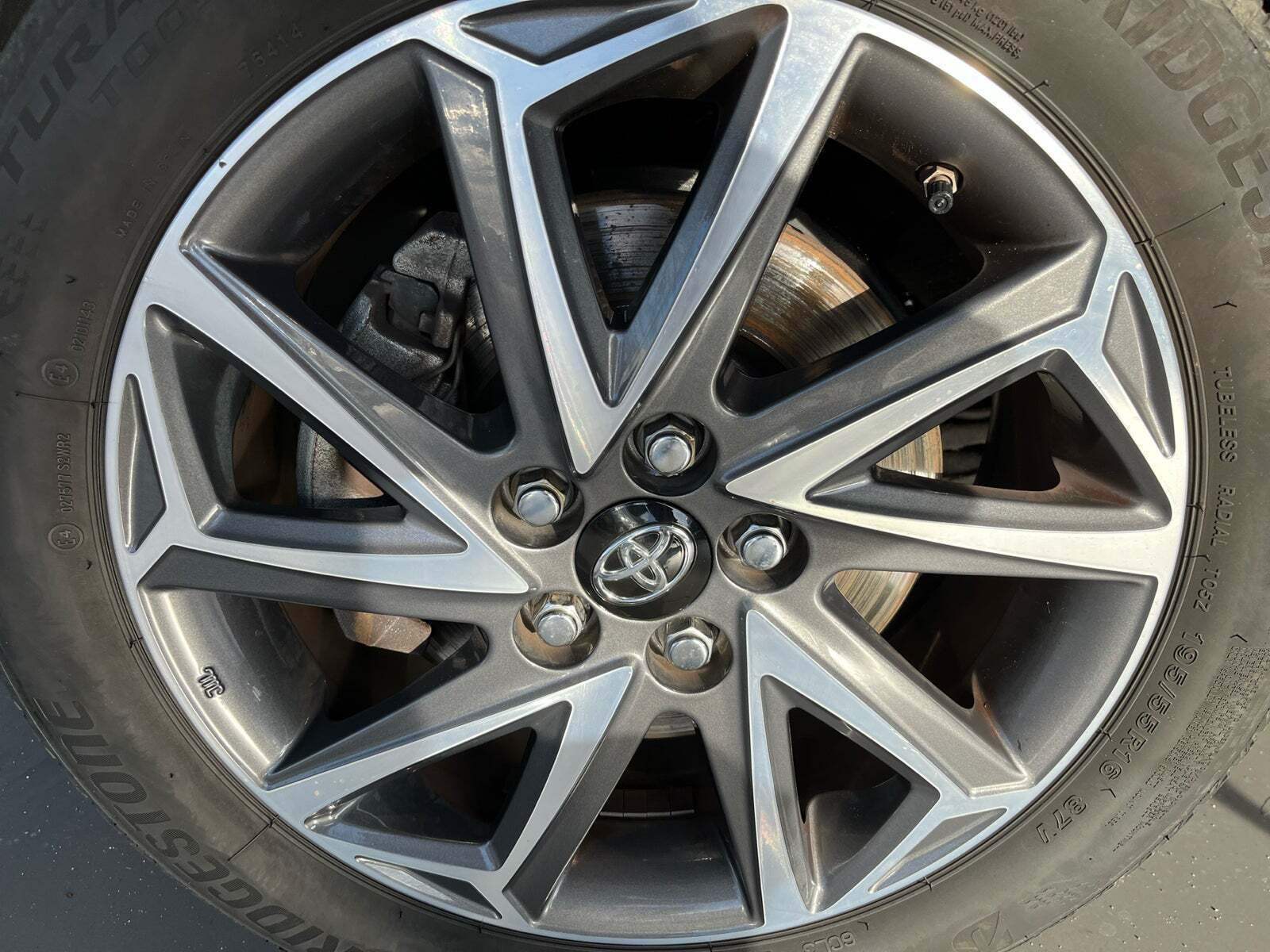 Sort Toyota Yaris fra 2020