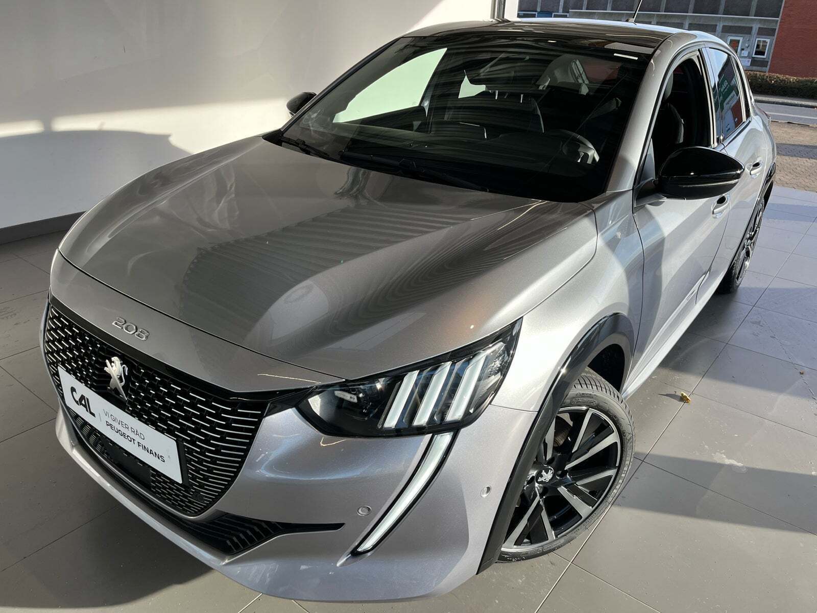 Peugeot e-208 50 GT Sky