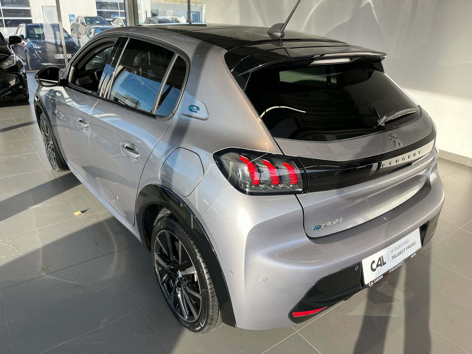 Peugeot e-208 50 GT Sky