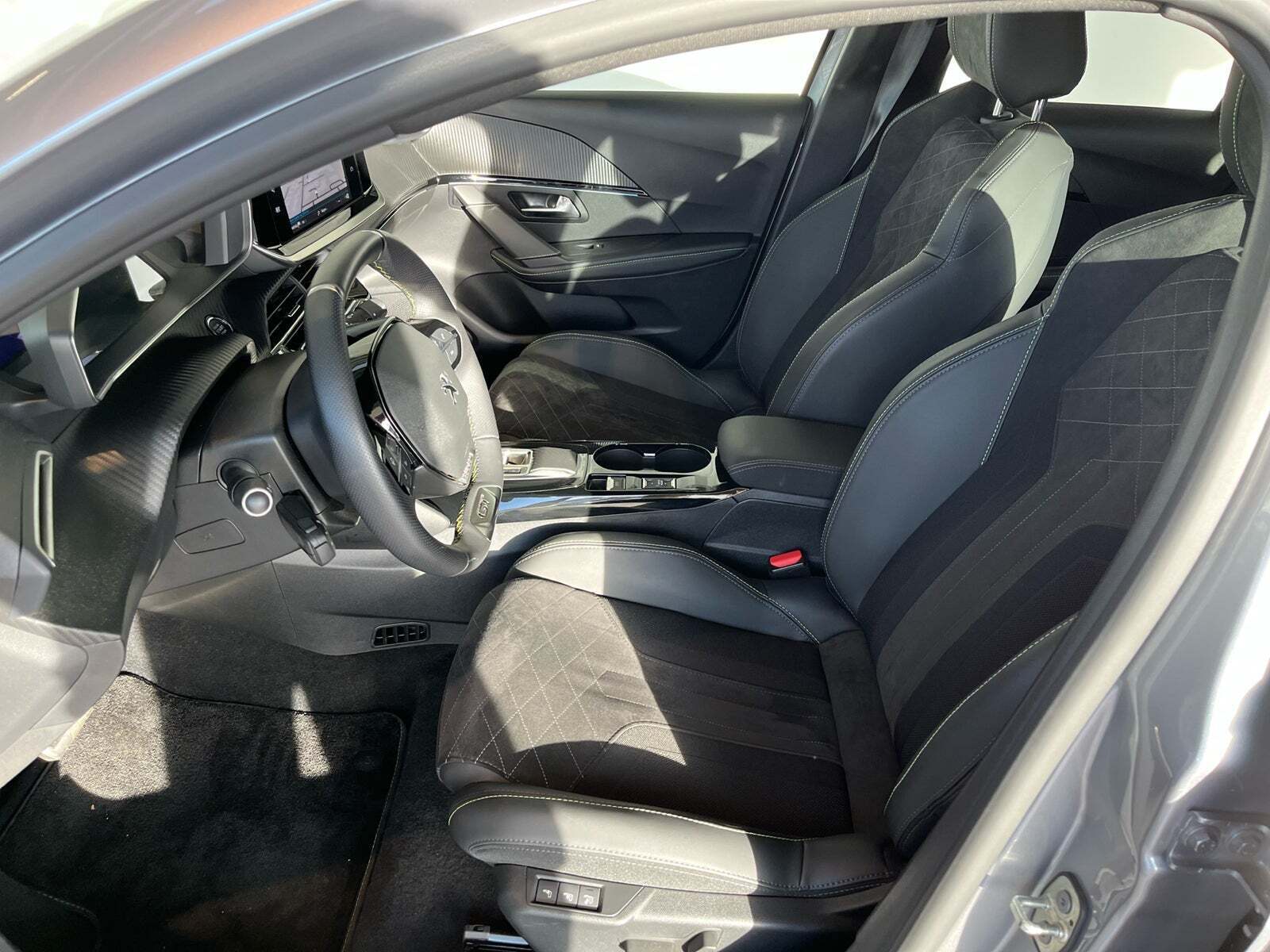 Peugeot e-208 50 GT Sky