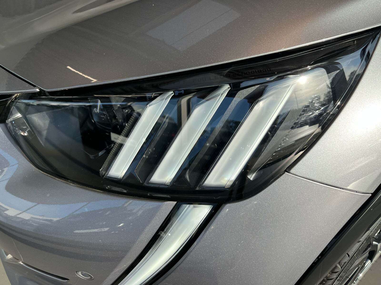 Sølv Peugeot e-208 fra 2023