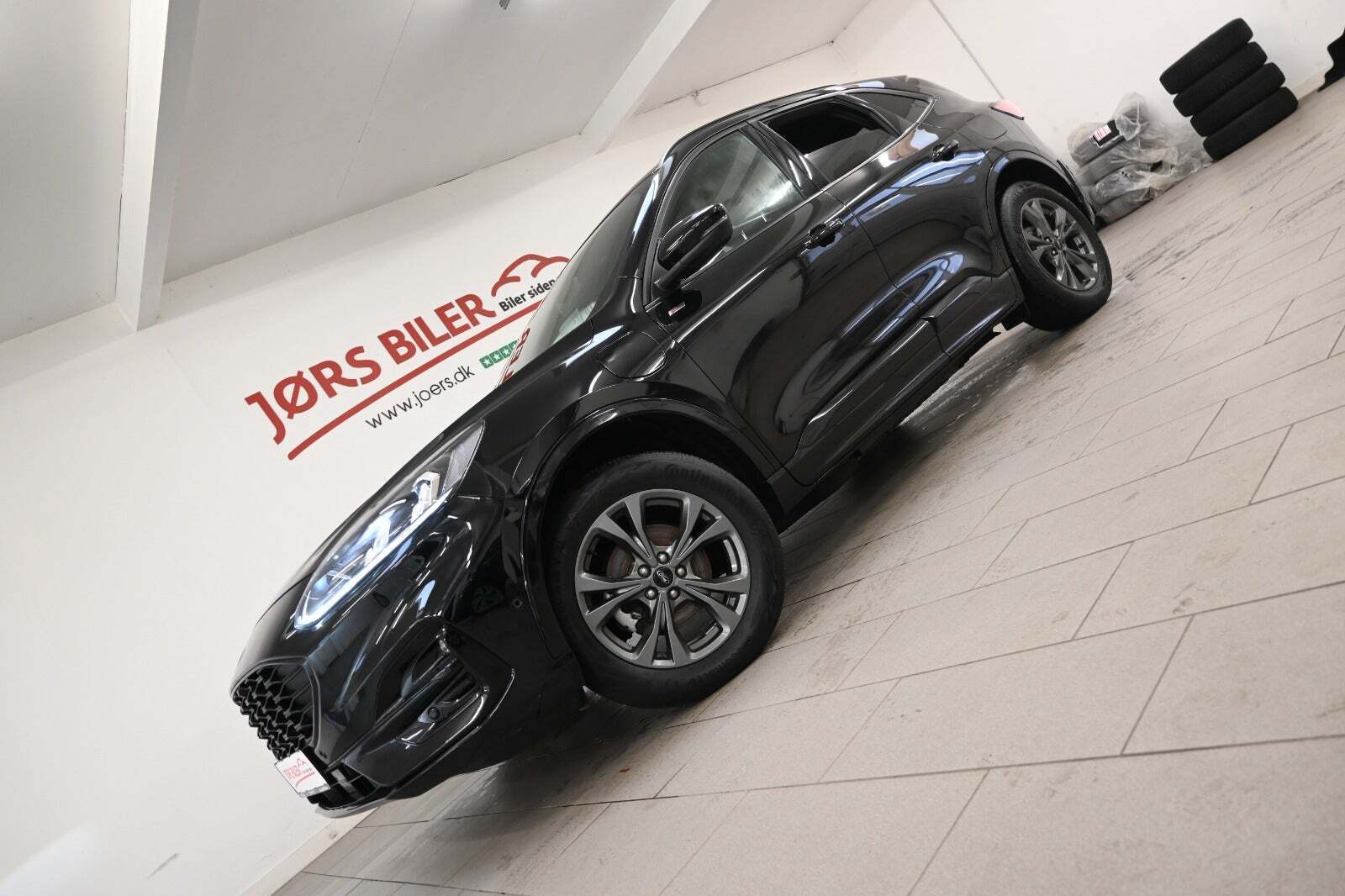 Sort Ford Kuga fra 2021 set udefra