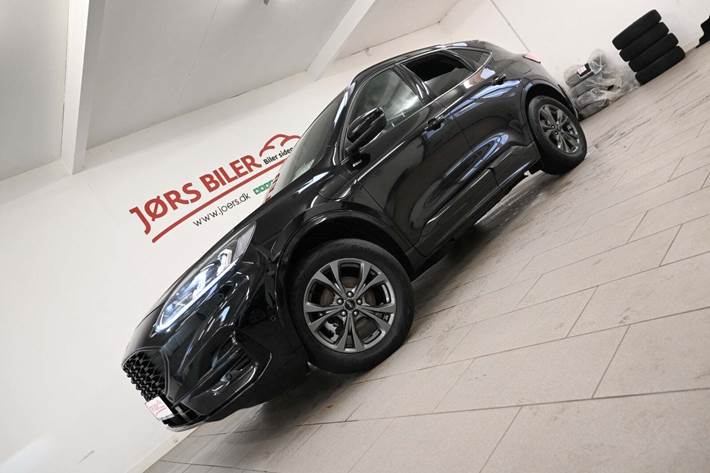 Sort Ford Kuga fra 2021 set udefra