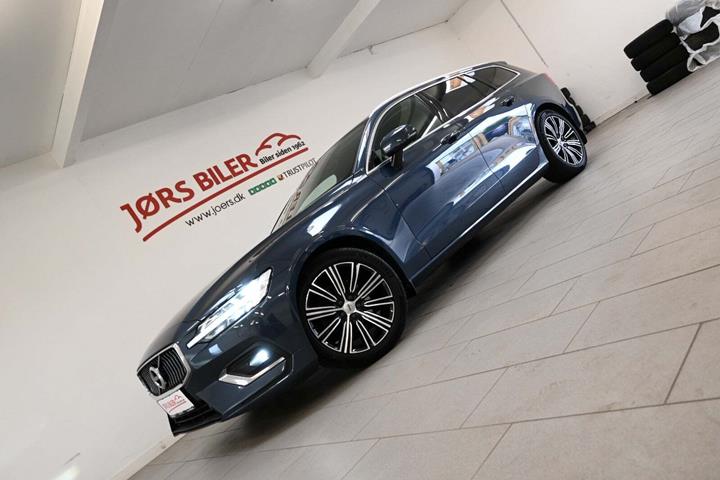 Blå Volvo V60 fra 2021 set udefra