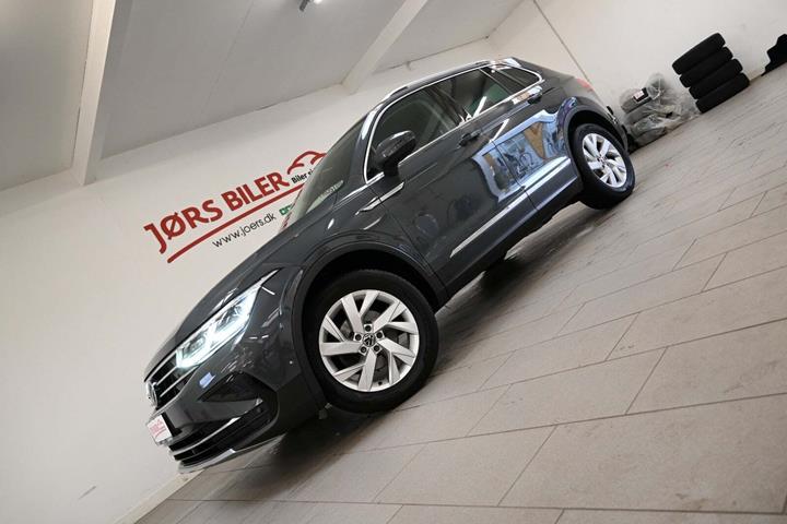 Grå VW Tiguan fra 2021 set udefra