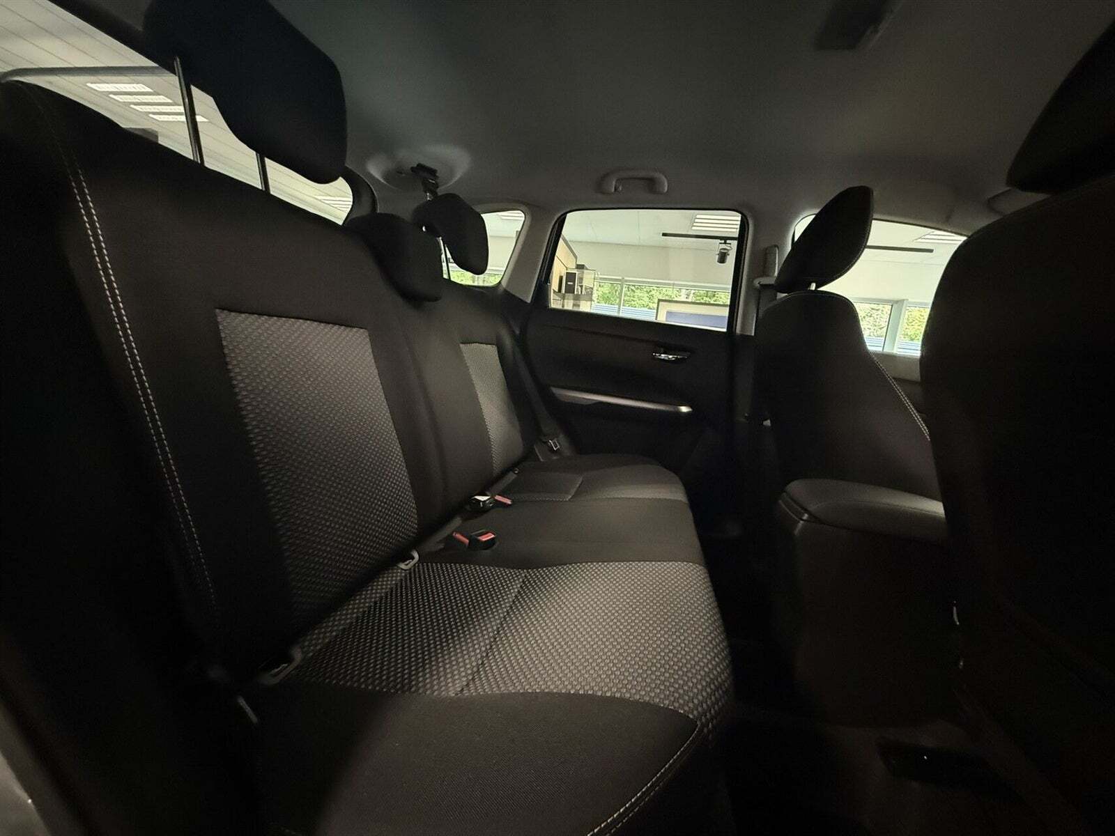 Grå Suzuki Vitara fra 2022