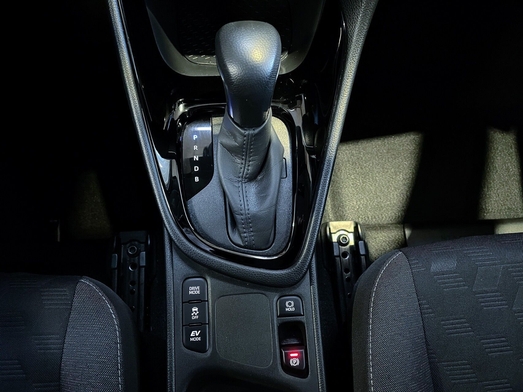 Grå Toyota Yaris fra 2024