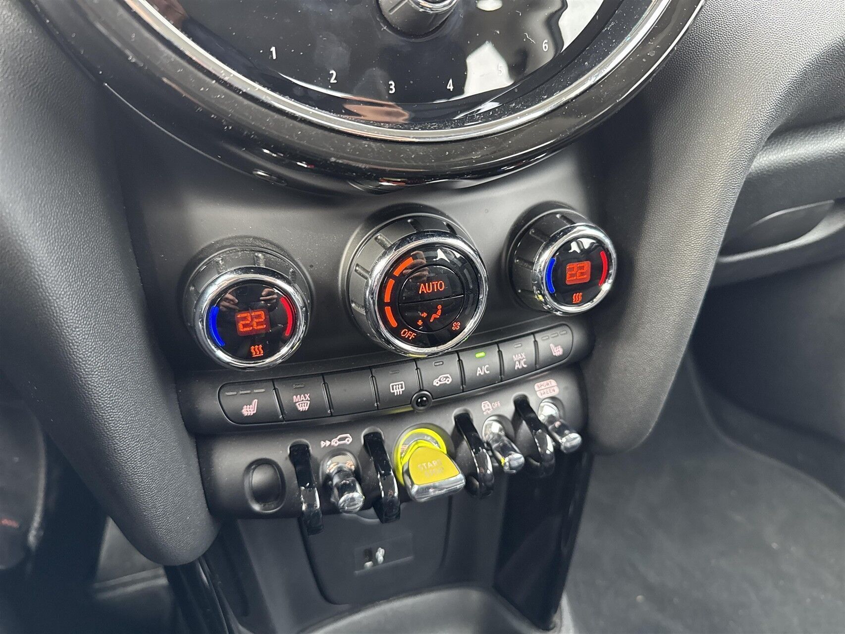 Sølv Mini Cooper fra 2023