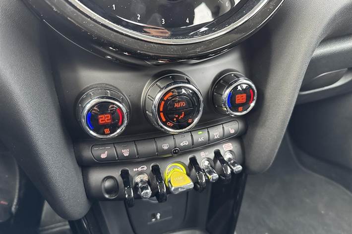 Sølv Mini Cooper fra 2023