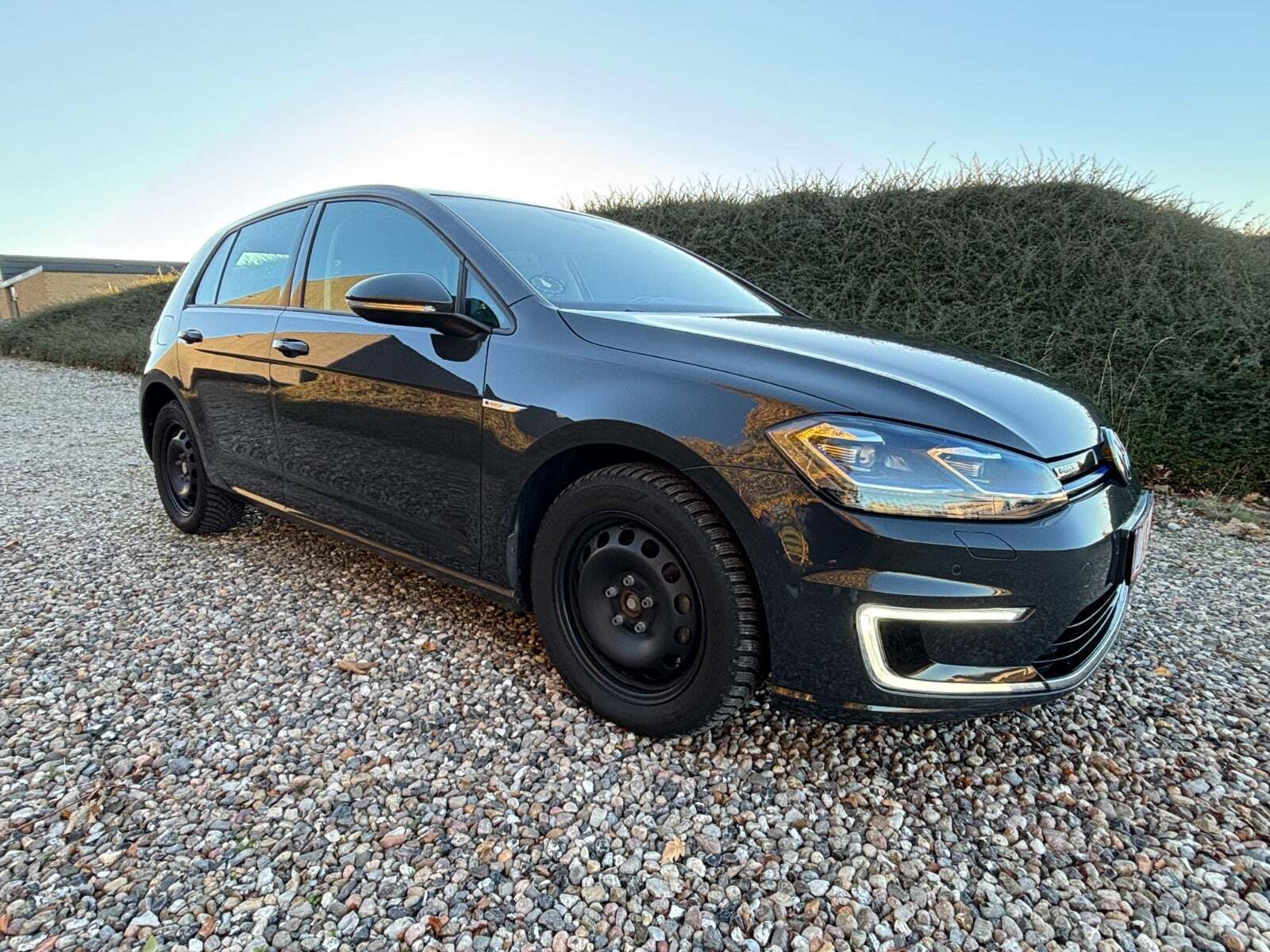 Grå VW e-Golf VII fra 2018