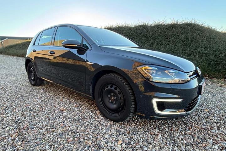 Grå VW e-Golf VII fra 2018