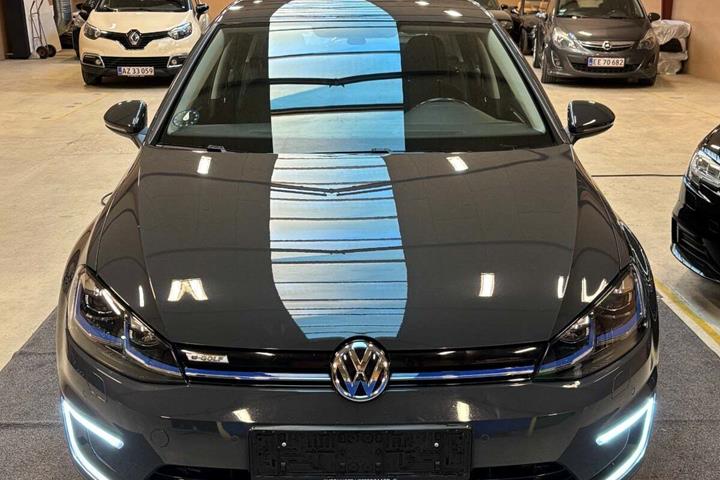 Grå VW e-Golf VII fra 2018 set udefra
