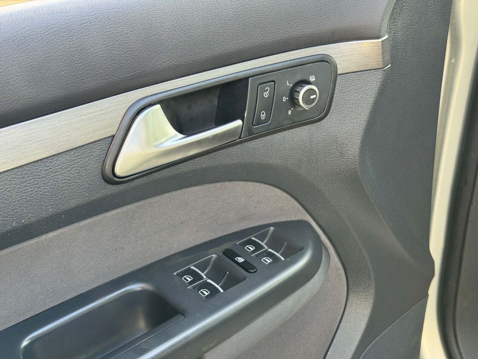 Orange VW Touran fra 2010