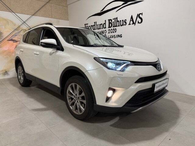 Hvid Toyota RAV4 fra 2018 set udefra
