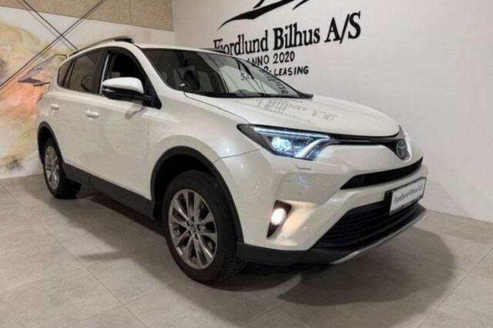 Hvid Toyota RAV4 fra 2018 set udefra