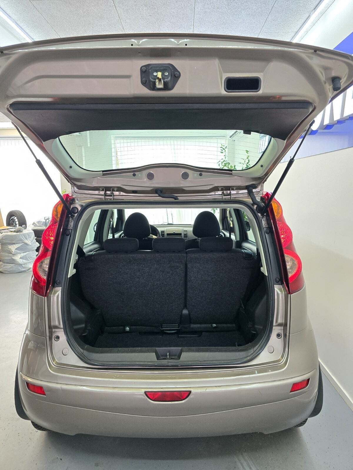 Brun Nissan Note fra 2011