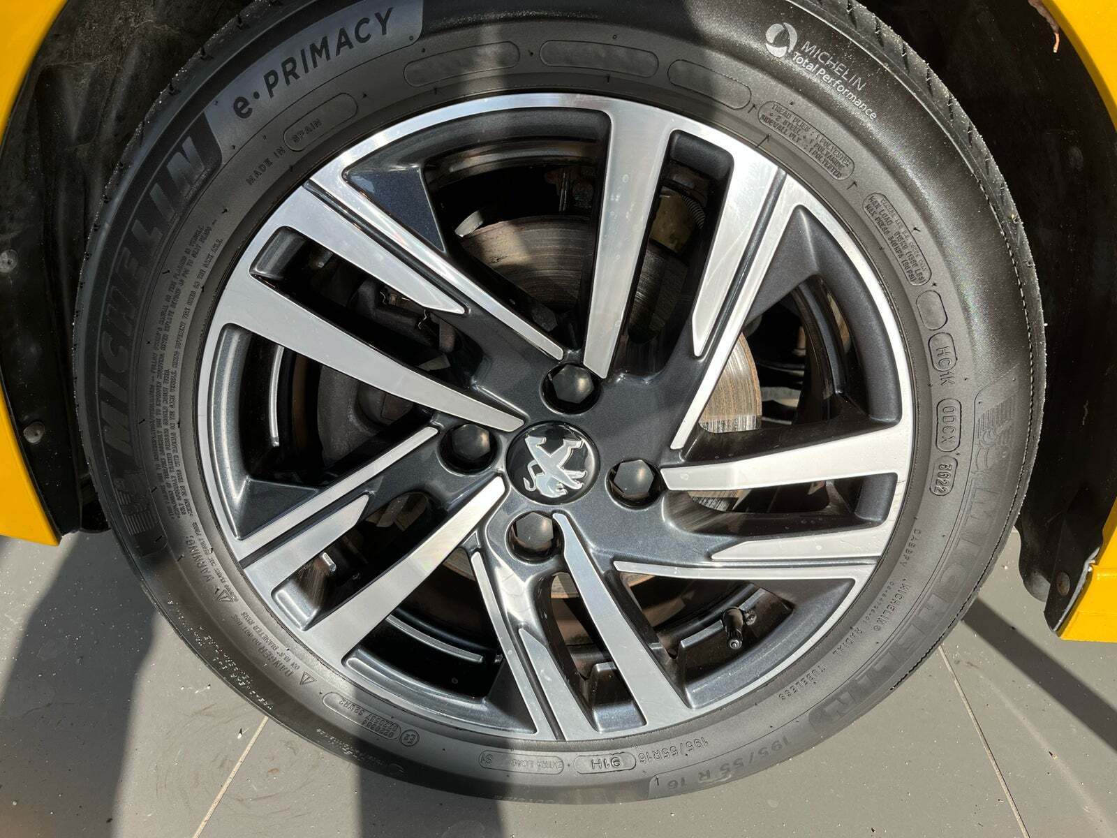 Gul Peugeot 208 fra 2023