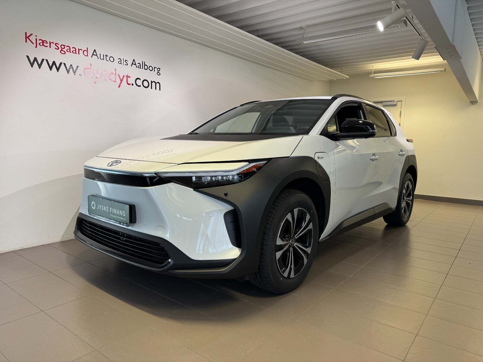 Hvid Toyota BZ4X fra 2024 set udefra