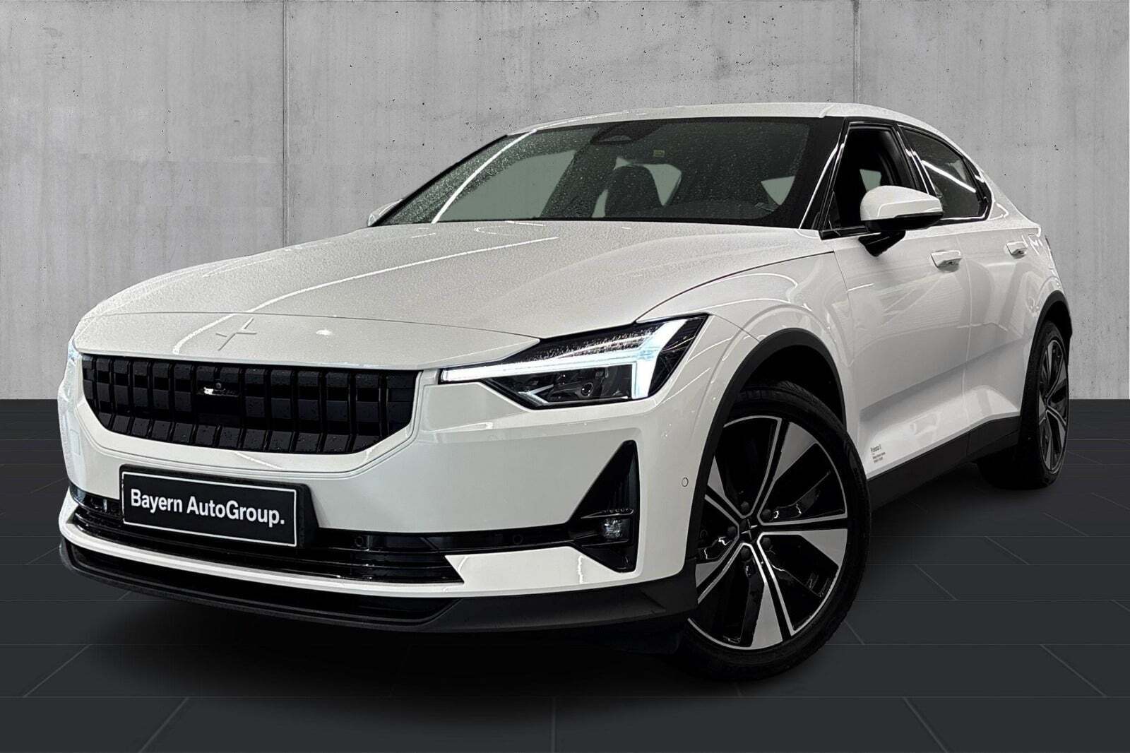Hvid Polestar 2 fra 2024 set udefra