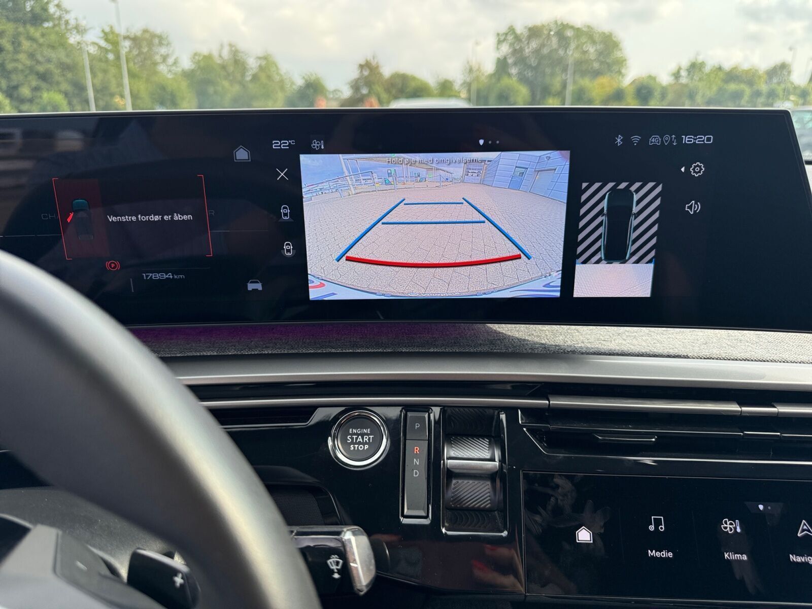 Hvid Peugeot e-3008 fra 2024