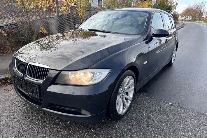 Grøn BMW 320d fra 2006 set udefra