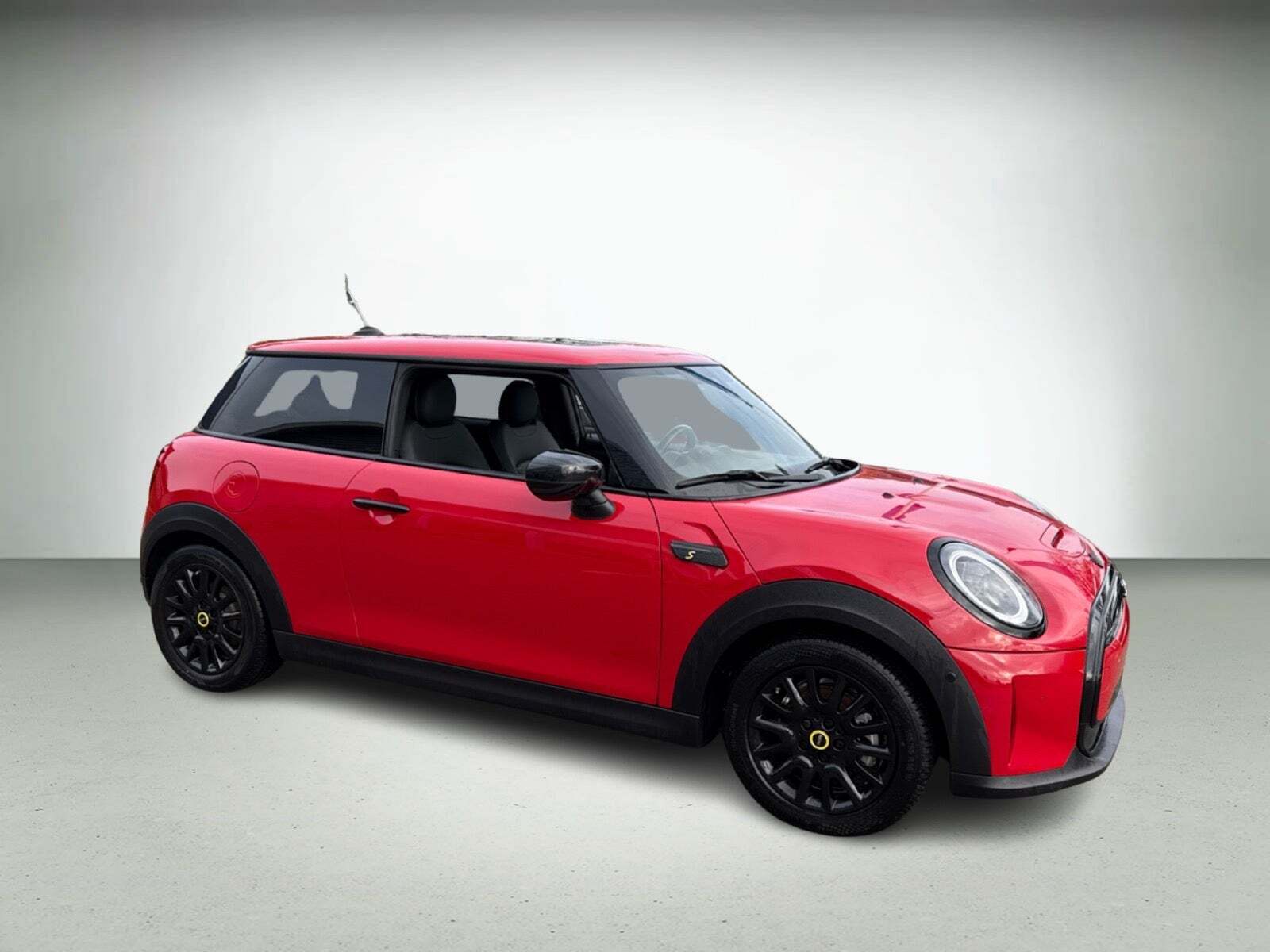 Rød Mini Cooper SE fra 2023 set udefra
