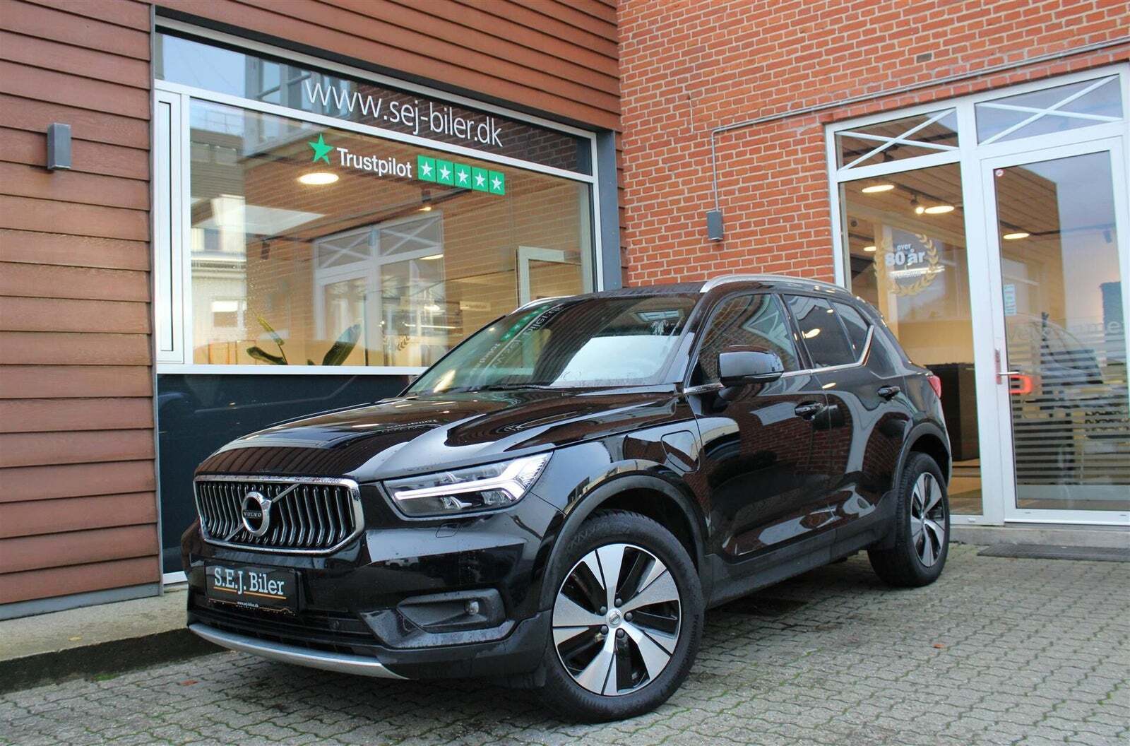 Sort Volvo XC40 fra 2021 set udefra
