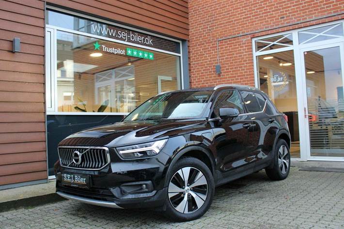 Sort Volvo XC40 fra 2021 set udefra