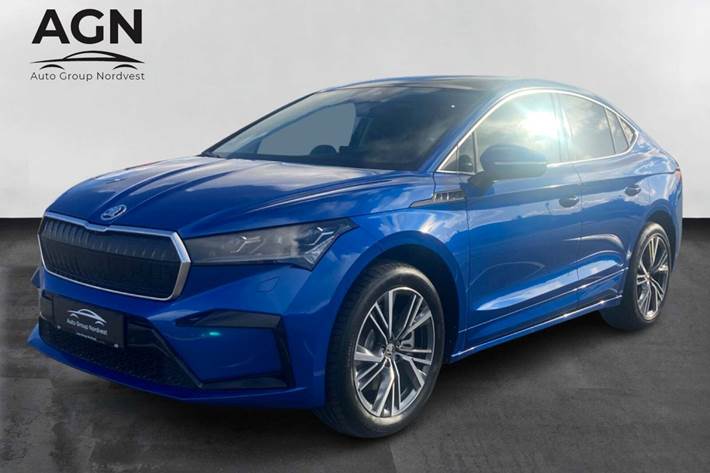 Blå Skoda Enyaq fra 2025 set udefra