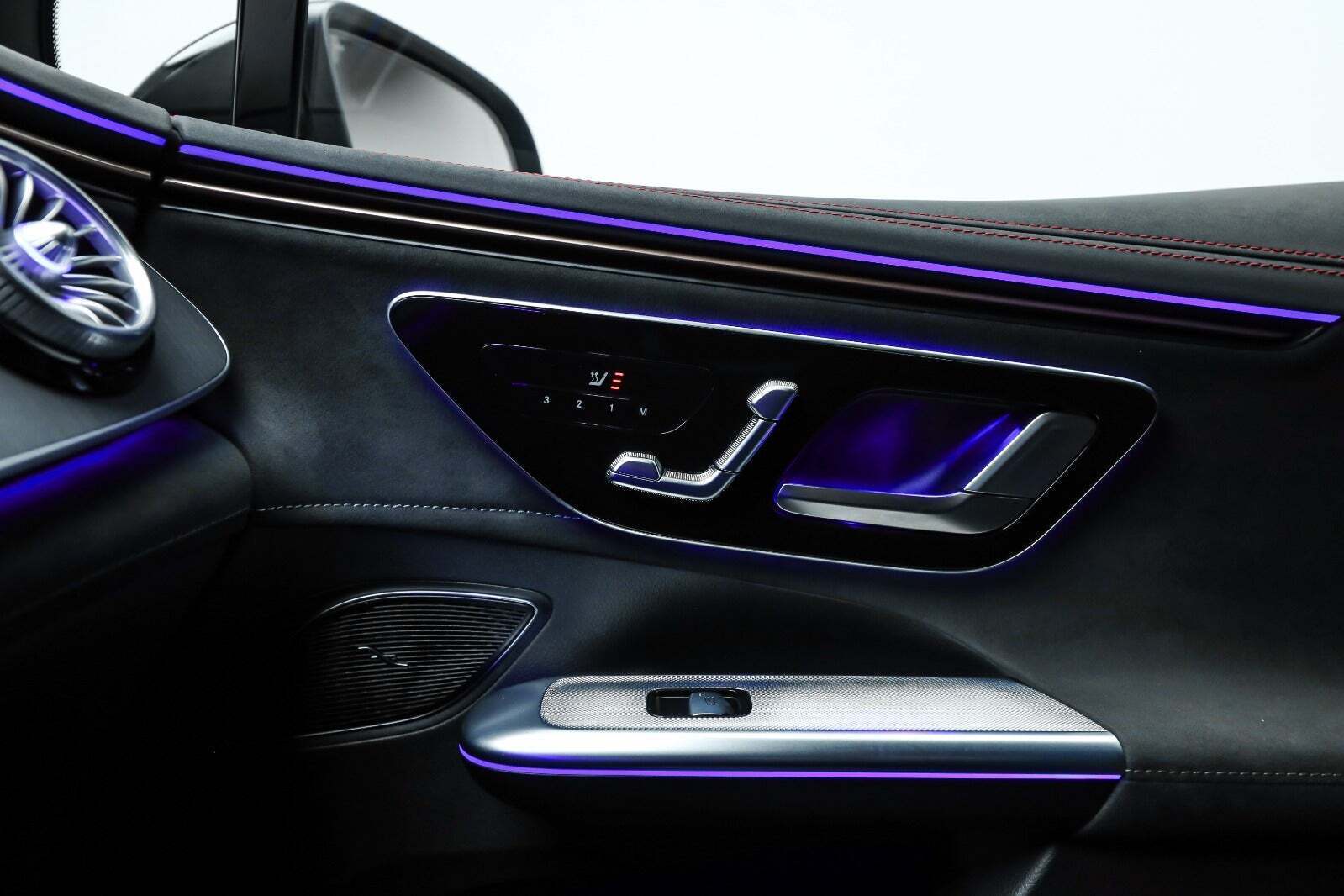 Grå Mercedes EQE350 SUV fra 2024