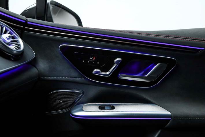 Grå Mercedes EQE350 SUV fra 2024