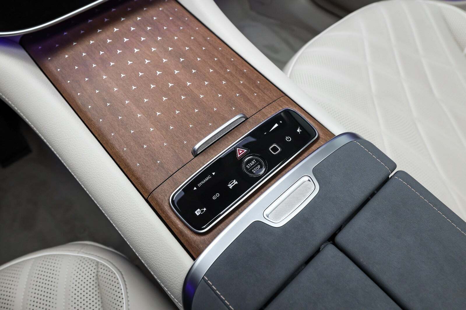 Sort Mercedes EQS450 SUV fra 2024 set indefra