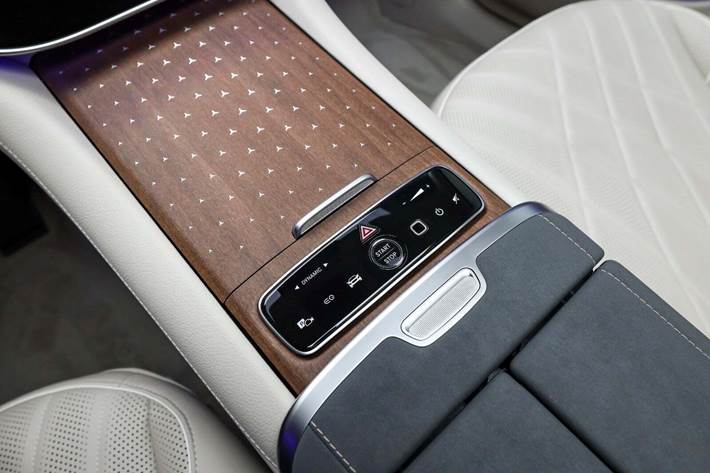 Sort Mercedes EQS450 SUV fra 2024 set indefra