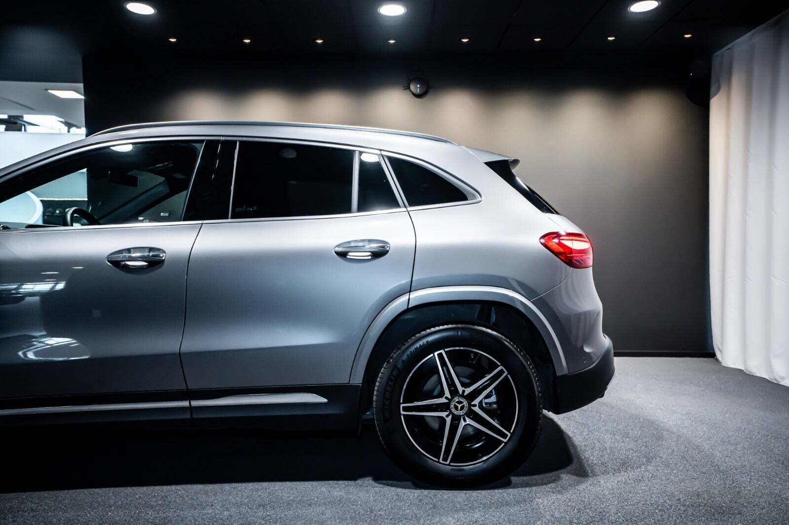 Grå Mercedes EQA250+ fra 2025