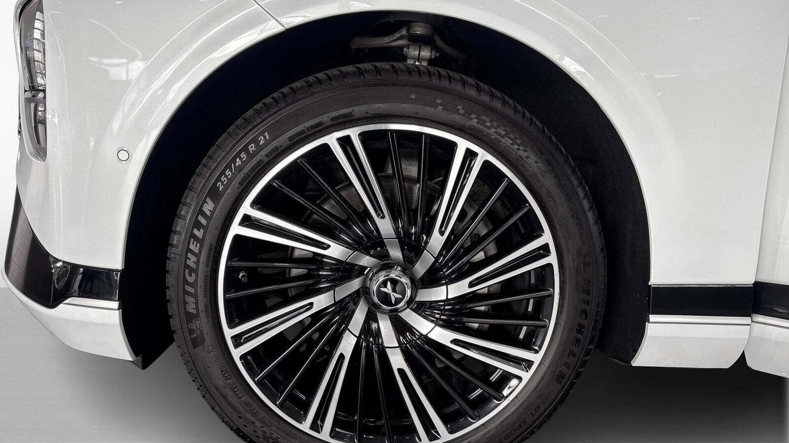 Hvid Xpeng G9 fra 2023 set udefra