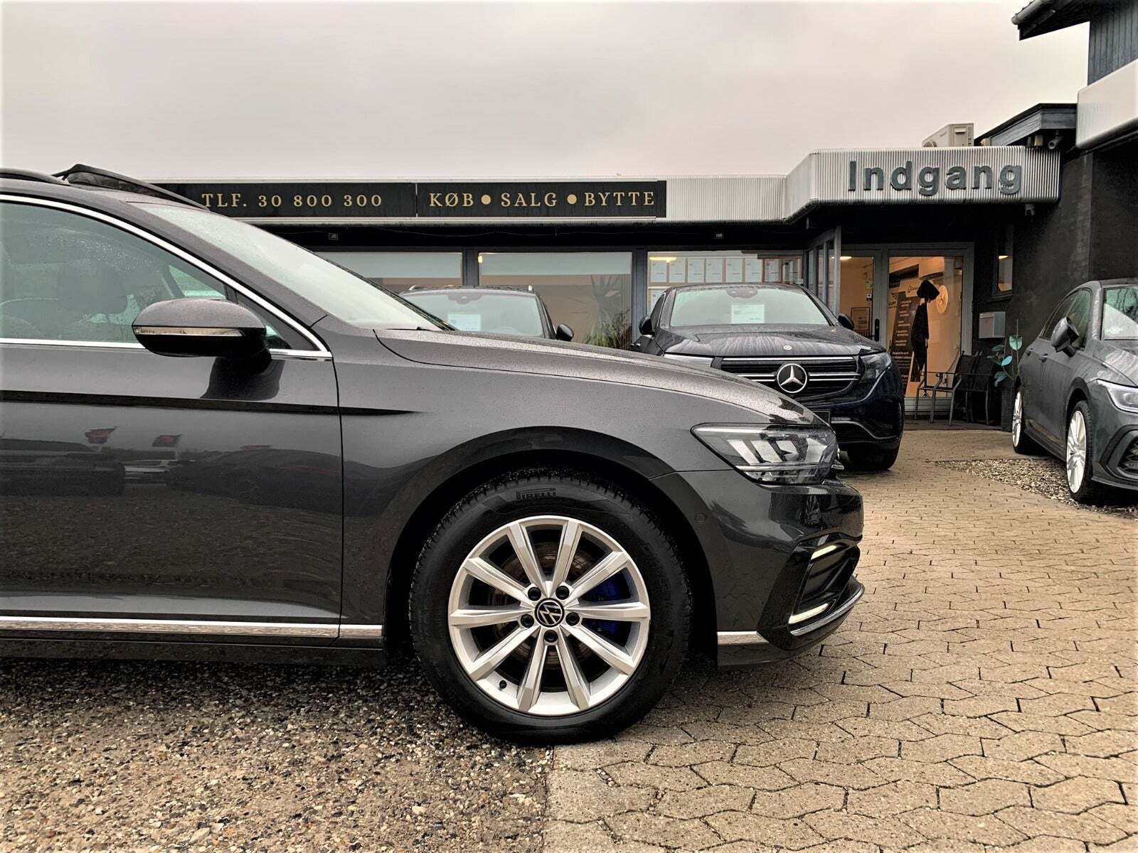 Grå VW Passat fra 2021