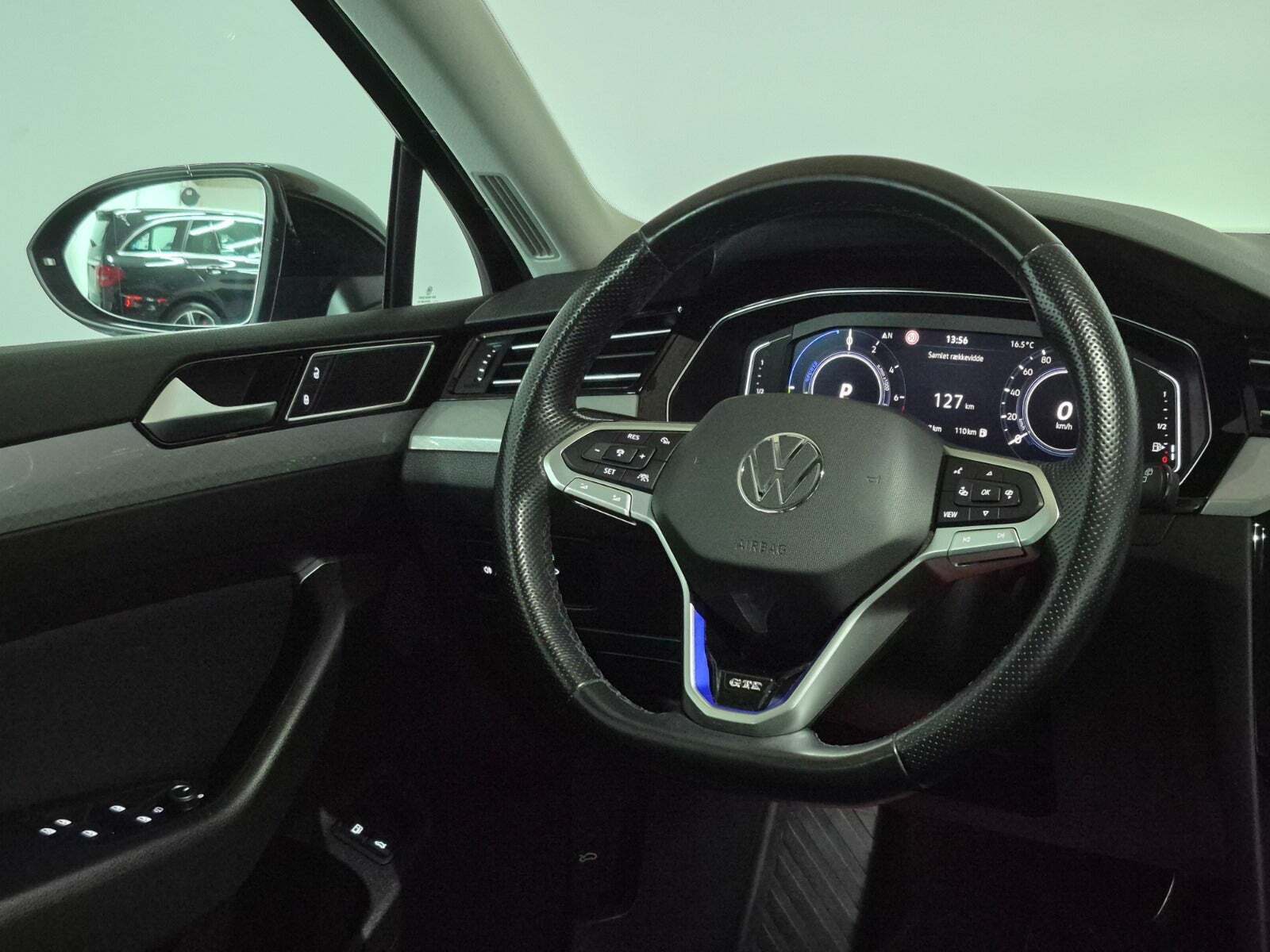 Sort VW Passat fra 2021