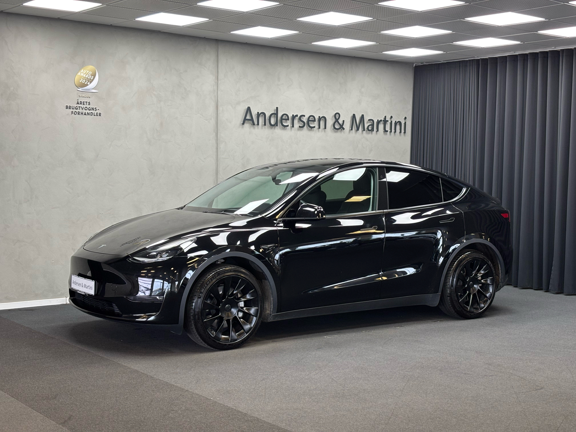 Sort Tesla Model Y fra 2023