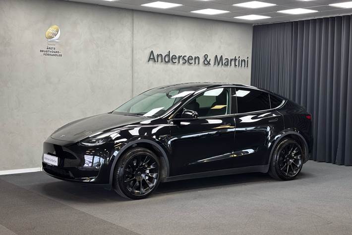 Sort Tesla Model Y fra 2023