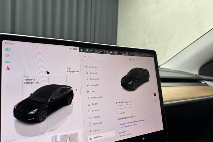 Sort Tesla Model Y fra 2023