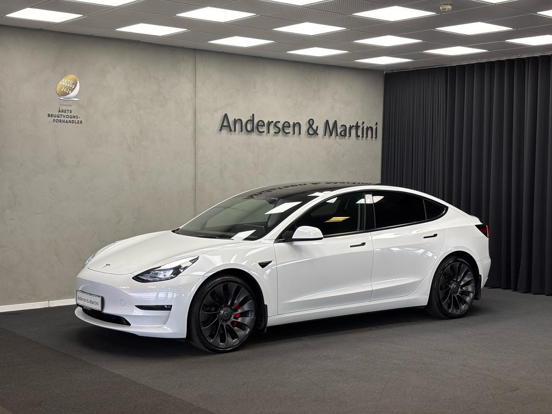 Hvid Tesla Model 3 fra 2022 set udefra