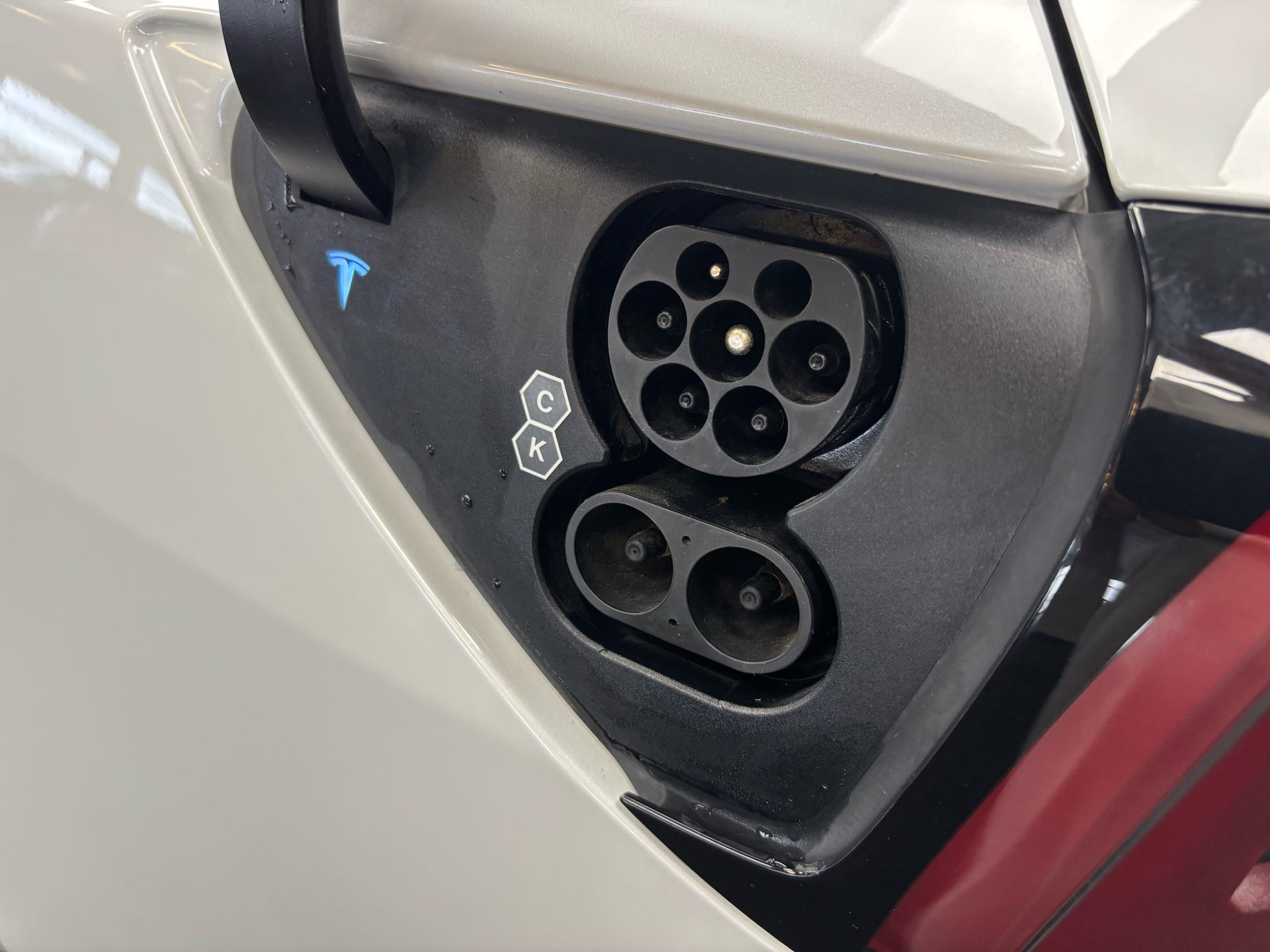 Hvid Tesla Model 3 fra 2022