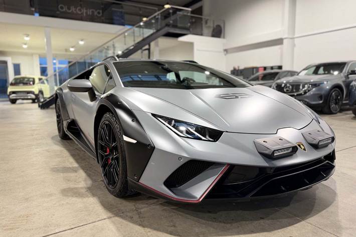 Grå Lamborghini Huracan fra 2023 set udefra